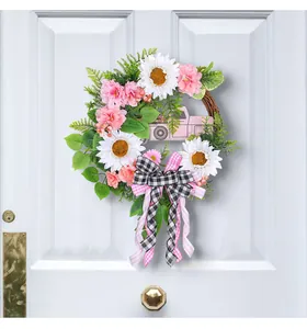 Dettaglio della ghirlanda decorativa con camion rosa, girasoli bianchi e fiocco