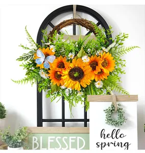 Detailansicht eines lebhaften Sonnenblumen- und Gänseblümchenkranzes an einem Fensterrahmen