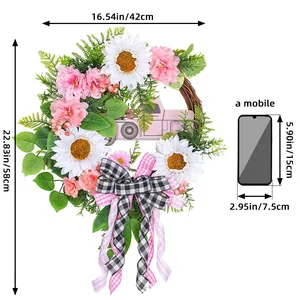 Ghirlanda di Natale rosa con girasoli bianchi e un ornamento decorativo per camion rosa