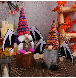 Dettaglio di gnomi di Halloween con ali di pipistrello e cappelli in maglia decorativi