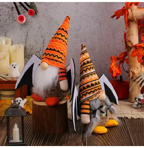 Dettaglio di due simpatici gnomi di peluche per Halloween con ali in un ambiente festivo