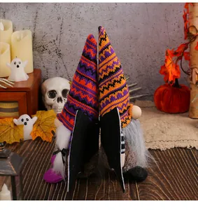 Dettaglio posteriore di due gnomi di Halloween con ali di pipistrello e cappelli