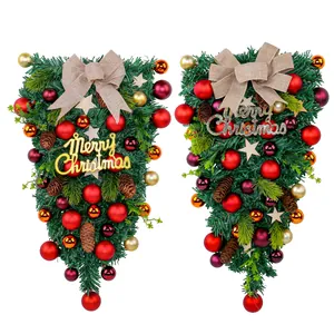 Deux guirlandes de Noël en forme de goutte avec boules rouges et nœuds en toile