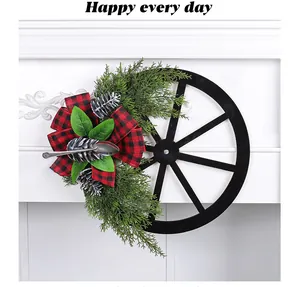 Couronne de Noël en forme de roue avec nœud écossais rouge et noir et détail de cuillère
