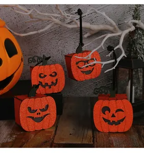 Detailansicht von vier glitzernden Halloween-Kürbislaternen mit Gesichtern.