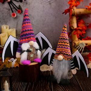 Coppia di gnomi di Halloween con ali di pipistrello e cappelli in maglia per decoro festivo