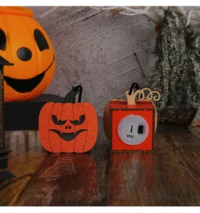 Detailansicht des Batteriefachs und Schalters einer Halloween-Kürbis-LED-Nachtlicht-Leuchte