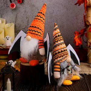 Coppia di simpatici gnomi di Halloween con ali di pipistrello e cappelli a strisce