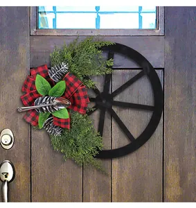 Vue détaillée d'une couronne de Noël en roue de charrette avec nœud à carreaux et cuillère