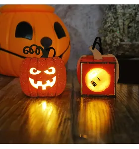 Nahaufnahme von leuchtenden Halloween-Kürbislaternen mit warmem LED-Lichteffekt