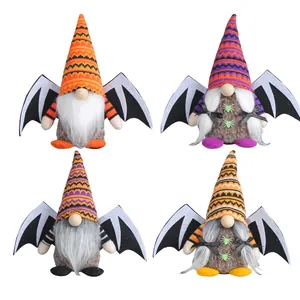 Set di quattro gnomi di Halloween con ali di pipistrello e cappelli a punta lavorati a maglia