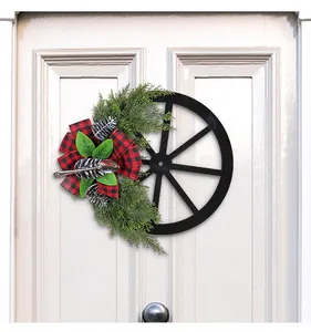 Couronne de Noël créative avec roue de chariot, aiguilles de pin et noeud à carreaux rouge