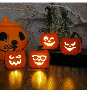 Detailansicht mehrerer leuchtender Halloween Kürbis Laternen mit verschiedenen Gesichtern