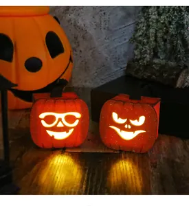 Detaillierte Nahaufnahme leuchtender Halloween-Kürbis-Laternen mit warmem Lichteffekt