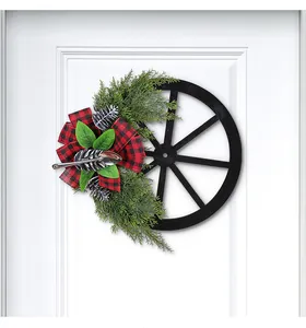 Détail d'une couronne de Noël en forme de roue avec nœud vichy et petite cuillère