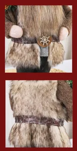 Detailopname van de imitatiebontjas en houten sneeuwvlokgesp van een pluche kerstkabouterpop.