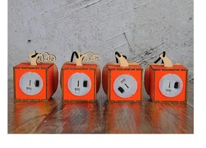 Unteransicht der Halloween-Kürbislaternen mit Batteriefach und Schalter.