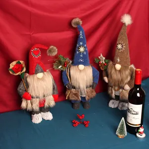 Set van drie staande gezichtloze kabouters met feestelijke decoraties voor de feestdagen