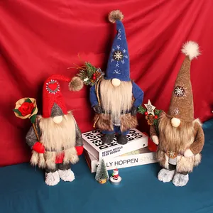 Drie gezichtsloze kerstkabouters in rood blauw en bruin voor feestelijke huisdecoratie