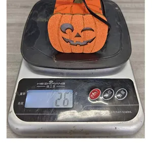 Detailansicht der leichten Halloween-Kürbis-Laterne auf einer Küchenwaage