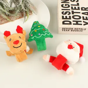 Set di tre simpatici braccialetti natalizi in peluche con Babbo Natale, renna e alberello.