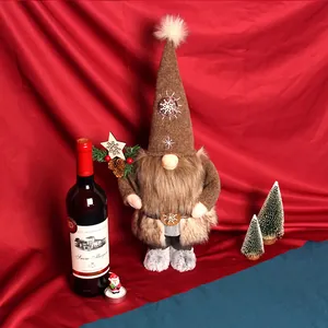 Staande gezichtsloze kerstkabouter voor feestelijke decoratie en cadeau