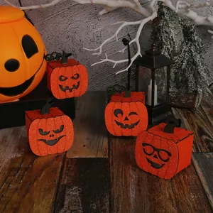 Set di quattro lanterne di zucca di Halloween glitterate con varie espressioni spettrali