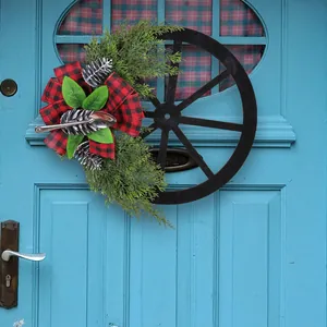 Couronne de Noël en roue de charrette avec nœud écossais, pommes de pin et cuillère