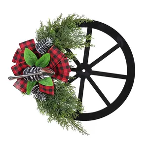 Couronne de Noël en roue de charrette avec nœud écossais, pommes de pin et cuillère décorative