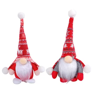 Zwei festliche Weihnachtsgnome aus Plüsch mit Strickmützen auf weißem Hintergrund