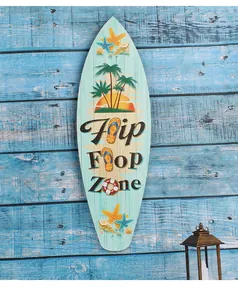 Vista dettagliata di targa in legno a forma di surf con palme e testo Flip Flop Zone.