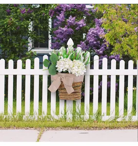 Cesto di ortensie bianche appeso a una recinzione bianca per decorazioni primaverili