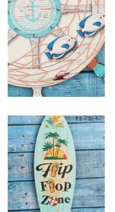 Dettaglio decorazione murale in legno a forma di tavola da surf e timone marino