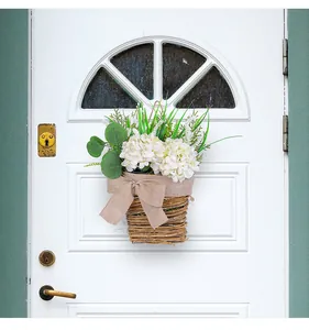 Cesto di ortensie bianche appeso a una porta bianca, decorazione perfetta per casa.