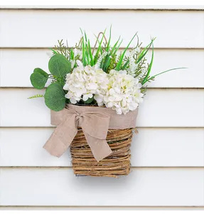 Cesto di fiori di ortensie bianche appeso al muro per decorazione domestica