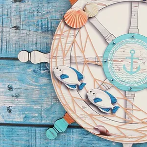 Decorazione murale timone di nave in legno nautico con pesci e ancora su legno blu