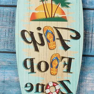 Decorazione murale a forma di tavola da surf in legno con tema spiaggia e infradito