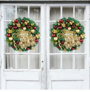 Coronas de Navidad artificiales con adornos rojos y dorados y signo Merry Christmas