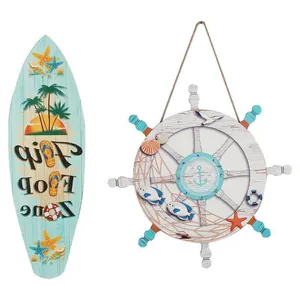Decorazione murale nautica in legno con tavola da surf e timone a tema oceanico per casa