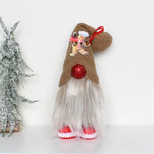 Close-up van staande kerstkabouter met bruine muts van fleece en baard
