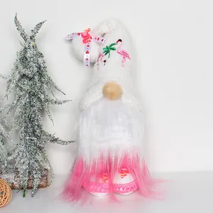 Decoratieve pluche kabouter met flamingo-borduurwerk en roze ombre baard detail