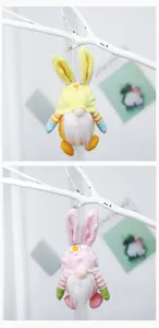 Vista dettagliata degli ornamenti in peluche degli gnomi pasquali gialli e rosa