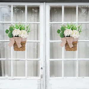 Cesti appesi di ortensie bianche artificiali con verde per decorazioni murali primaverili