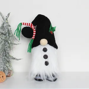 Handgemaakte kerstkabouter met Mickey-orenhoed en detail van lange witte kunstbontbaard