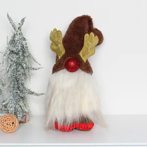 Gedetailleerd overzicht van een handgemaakte kerstpluche kabouter met gouden rendiergewei