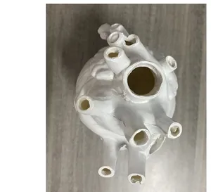 Draufsicht auf weiße anatomische Herz-Vase mit mehreren Öffnungen für Blumen