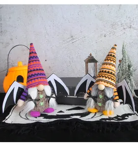 Vista detallada de dos gnomos de Halloween alados con gorros de punto y barbas