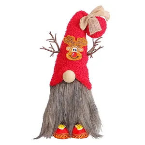 Pluche kerstkabouter met een rode rendiermuts, gewei en een lange grijze baard
