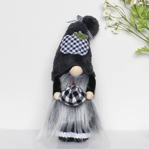 Pluche staande gezichtsloze kabouter met herfstpompoen en grijze bontmuts decor