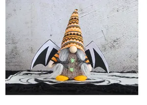 Vista detallada del gnomo de Halloween con alas de murciélago y gorro de punto a rayas
